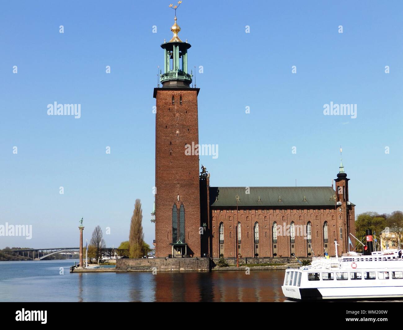 Ayuntamiento de Kungsholmen por el lago Malaren contra el cielo claro en la ciudad Foto de stock