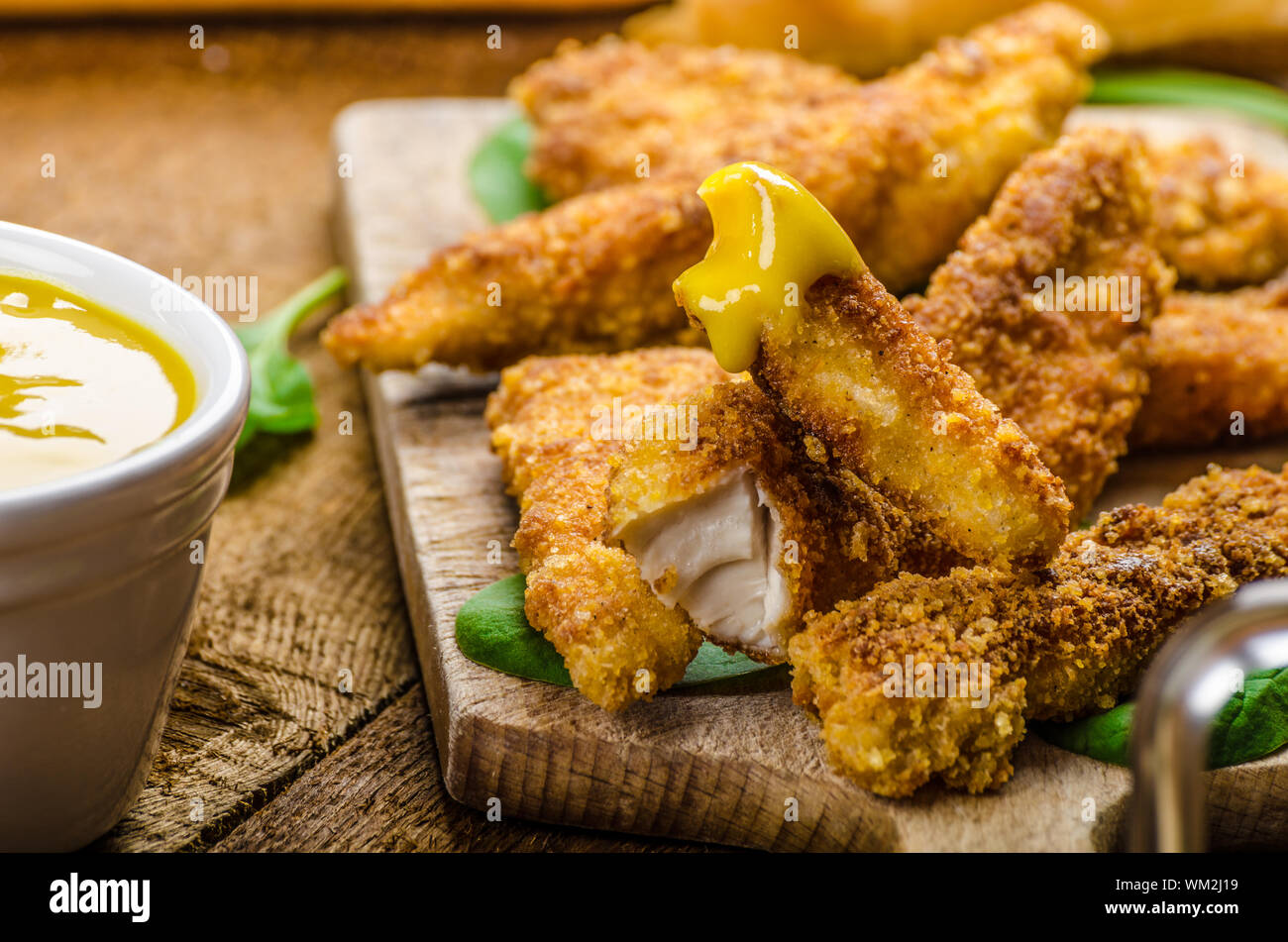 Ofertas de pollo con costra de maíz con espinacas y tostadas, miel-mostaza  de Dijon dip, pan casero baguette Fotografía de stock - Alamy