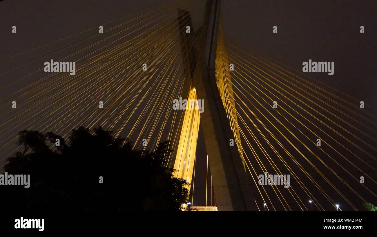 Ángulo de visión baja de iluminado Puente Octavio Frias de Oliveira Foto de stock