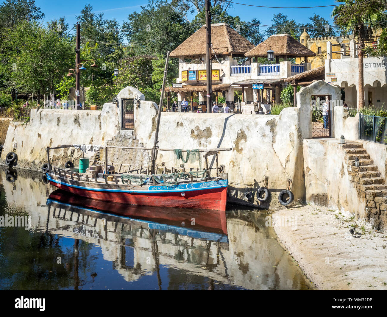 Las multitudes disfrutar del Parque Temático Animal Kingdom de Disney World en Orlando, Florida. Los edificios son visibles en la sección africana del parque. Foto de stock