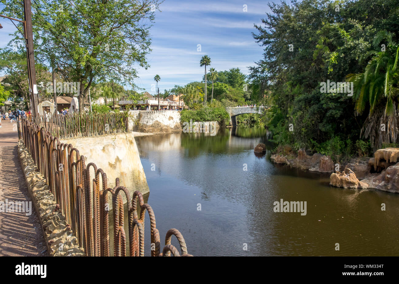 Las multitudes disfrutar del Parque Temático Animal Kingdom de Disney World en Orlando, Florida. Los edificios son visibles en la sección africana del parque. Foto de stock