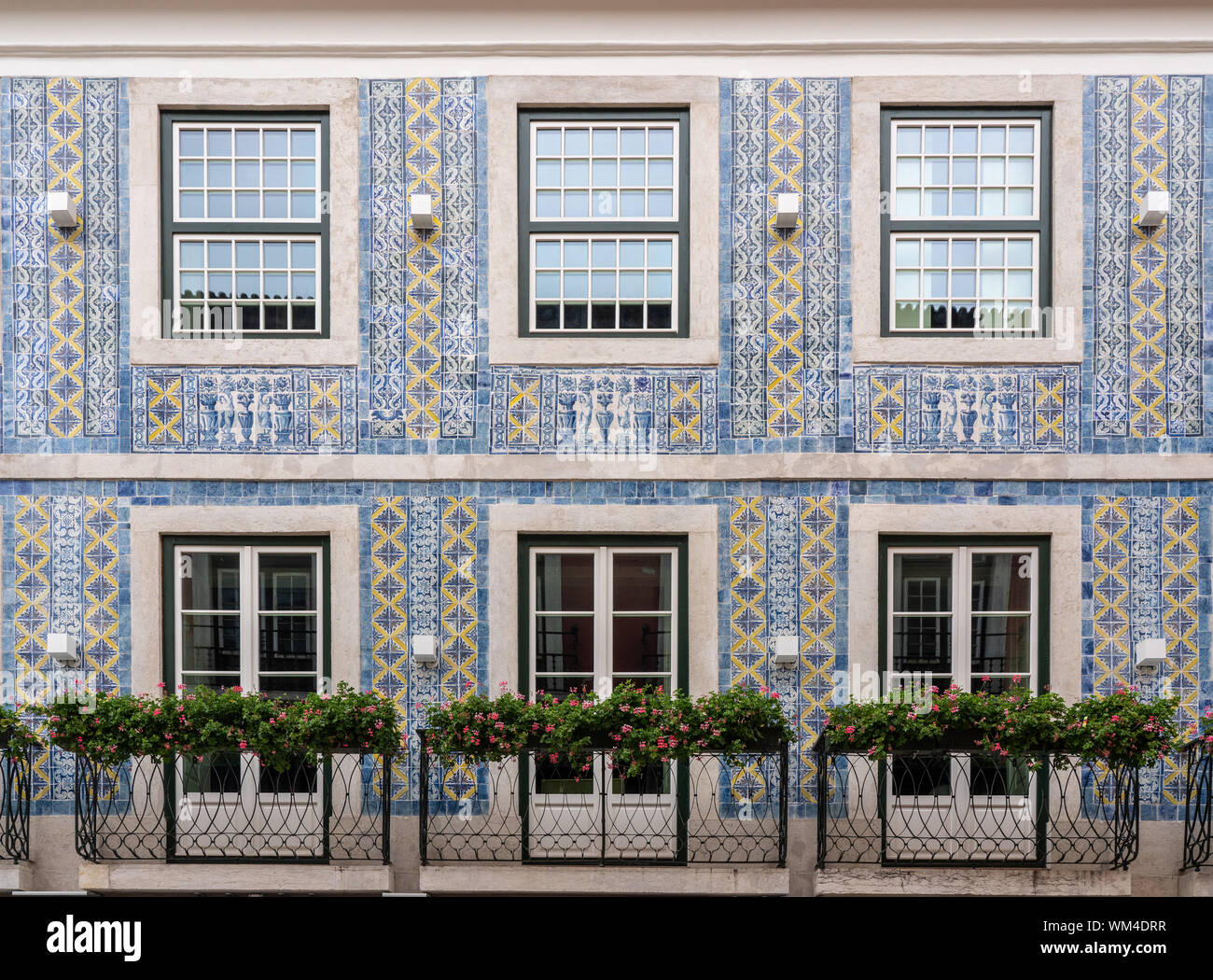 Azulejos de cerámica tradicional decoran el exterior de gran casa en Lisboa  Fotografía de stock - Alamy
