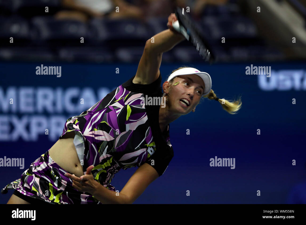 Flushing Meadows, Nueva York, Estados Unidos - 4 de septiembre de 2019. Elise Martens de Bélgica sirviendo a Bianca Andreescu de Canadá durante su quarterfinal coinciden en el Abierto de los Estados Unidos hoy. Andreescu ganó en tres sets para avanzar a las semifinales. Crédito: Adam Stoltman/Alamy Live News Foto de stock