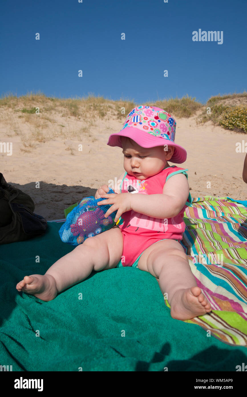 Niña gordita en la playa fotografías e de alta resolución - Alamy