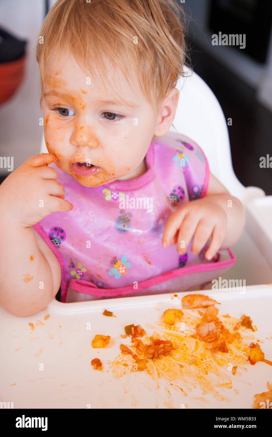 Rubio Caucasico Bebe 1 Ano Comiendo Comida De Tomate Con Su Mano En La Silla Alta Fotografia De Stock Alamy Rubio Caucasico Bebe 1 Ano Comiendo Comida De Tomate Con Su Mano En La Silla Alta Fotografia De Stock Alamy