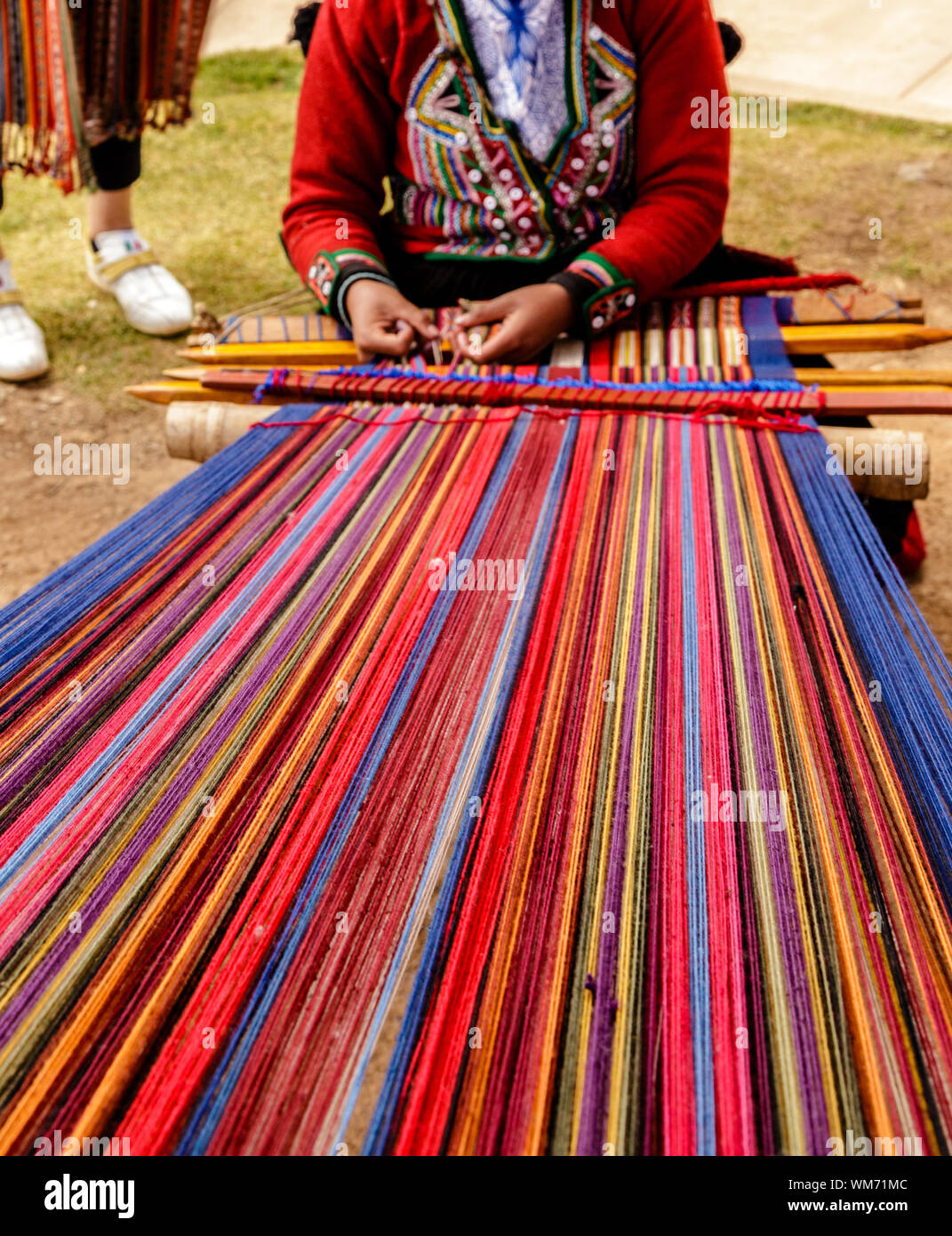 Close-up de Mujer tejiendo Fotografía de stock - Alamy