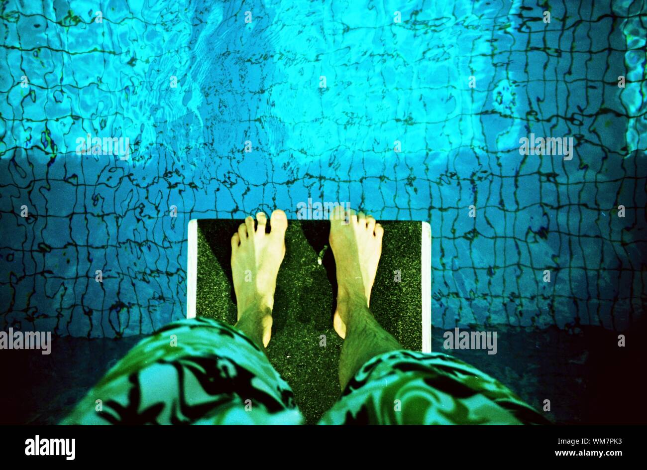 Persona dispuesta saltar en la piscina Foto de stock