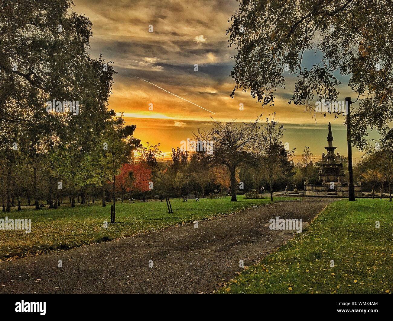 Árboles y sendero al parque Kelvingrove contra Sky Foto de stock