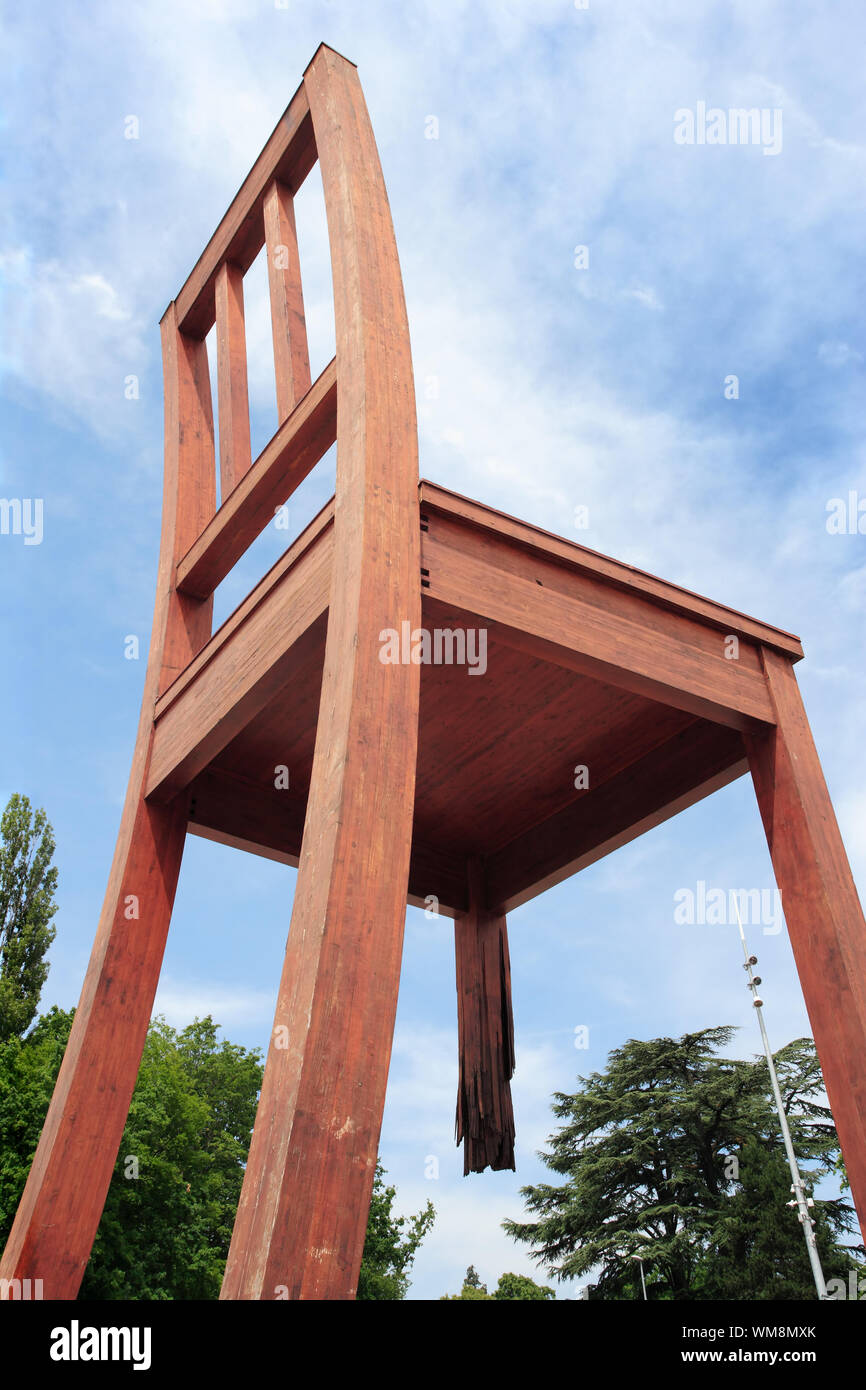 Foto de la silla rota escultura en madera, en Ginebra, Suiza. Silla gigante  con una pierna rota pie cruzando la calle desde el Palacio de las naciones  Fotografía de stock - Alamy