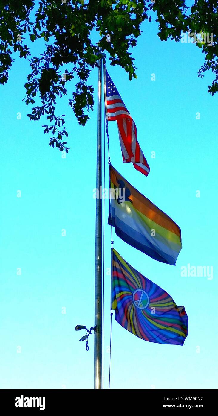 Vista de ángulo bajo la bandera de la paz contra el cielo claro Foto de stock