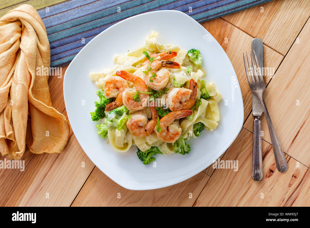 Auténtico plato italiano Alfredo pasta fettuccine con camarones a la