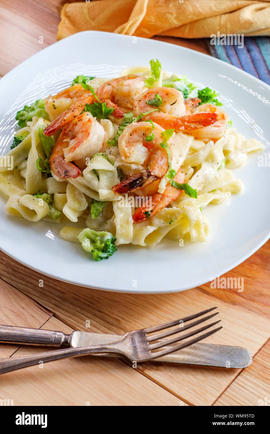 Auténtico plato italiano Alfredo pasta fettuccine con camarones a la parrilla y brócoli