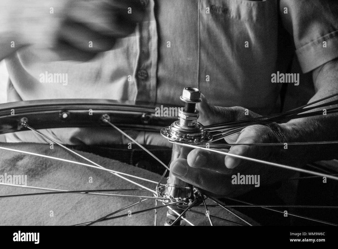 Wheel workshop Imágenes de stock en blanco y negro - Alamy