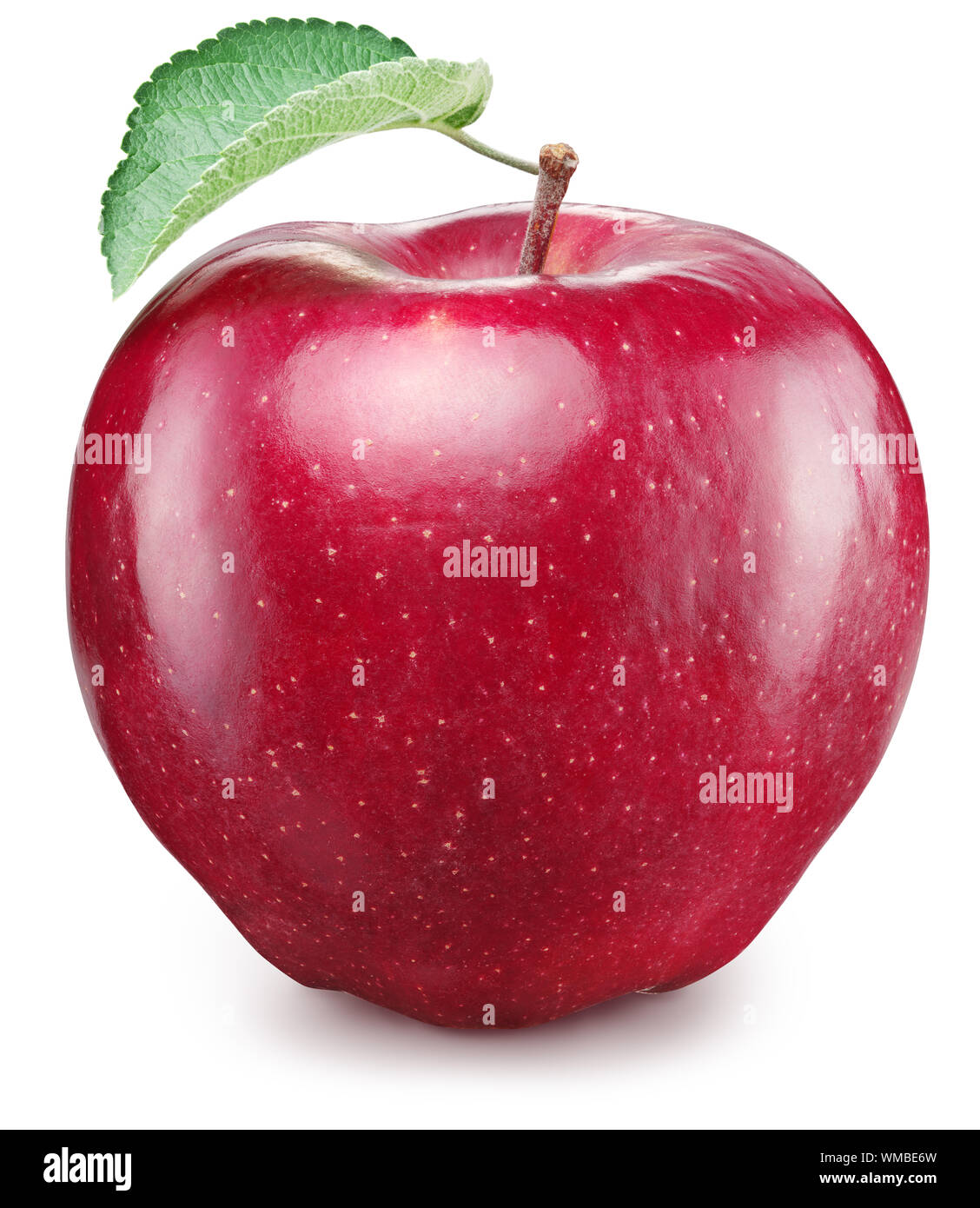 Las manzanas rojas maduras con láminas de manzana verde. Archivo contiene  el trazado de recorte Fotografía de stock - Alamy