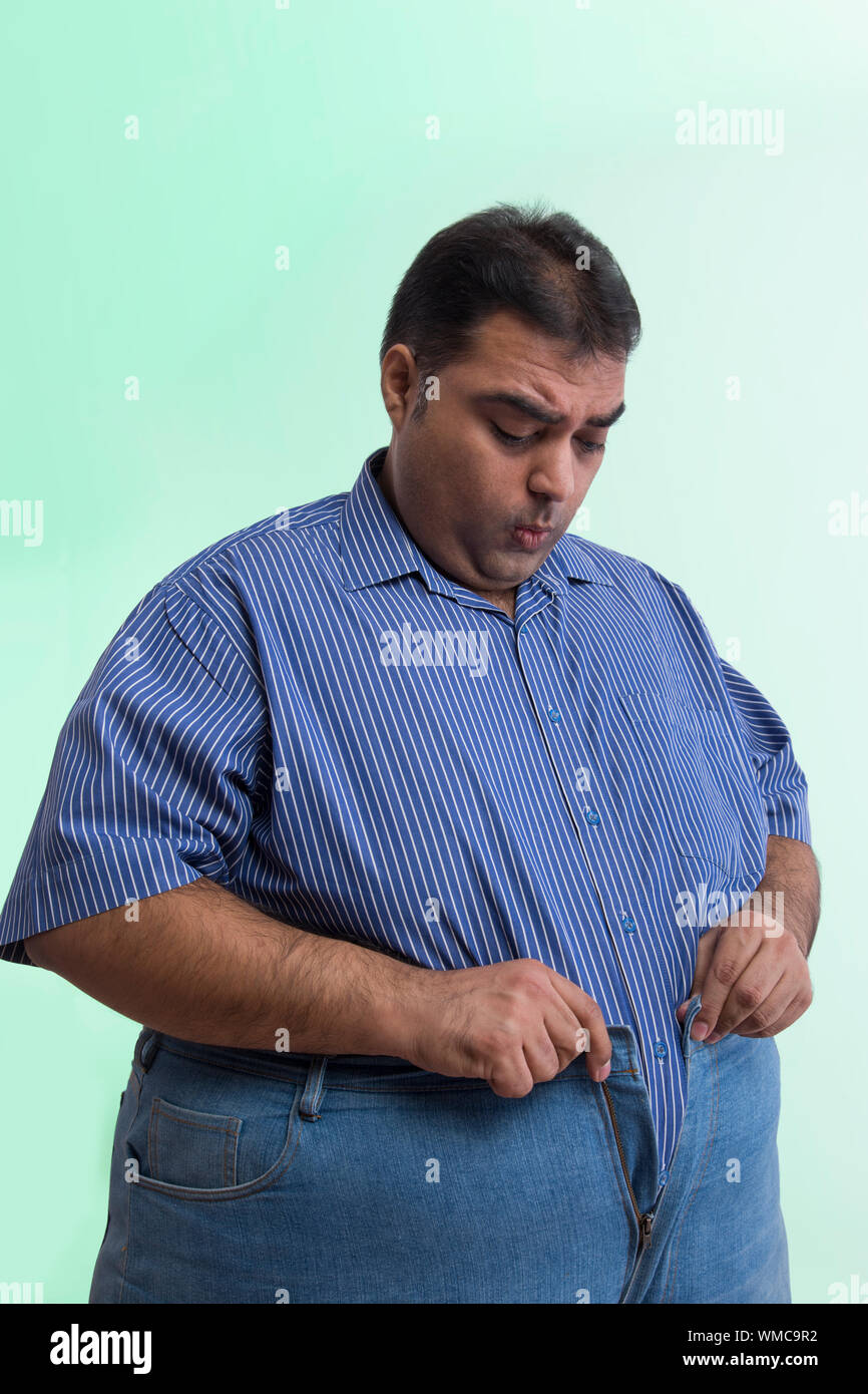 El hombre obeso tratando al botón de su pantalón no apenas su cintura  Fotografía de stock - Alamy