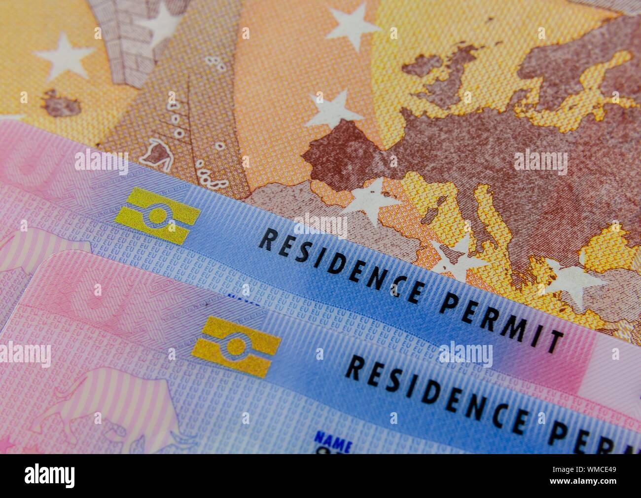 Reino Unido tarjetas de permiso de residencia biométricos y un mapa de la UE sobre el billete de Euro. Concepto foto para la inmigración. Foto de stock