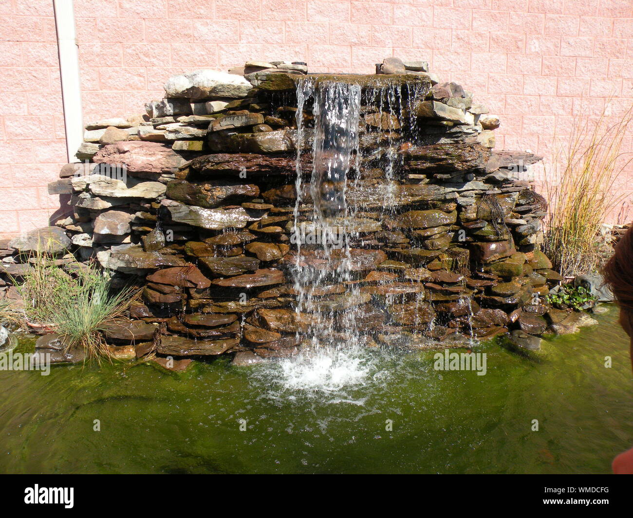 Cascada artificial sobre el muro de piedra Fotografía de stock - Alamy