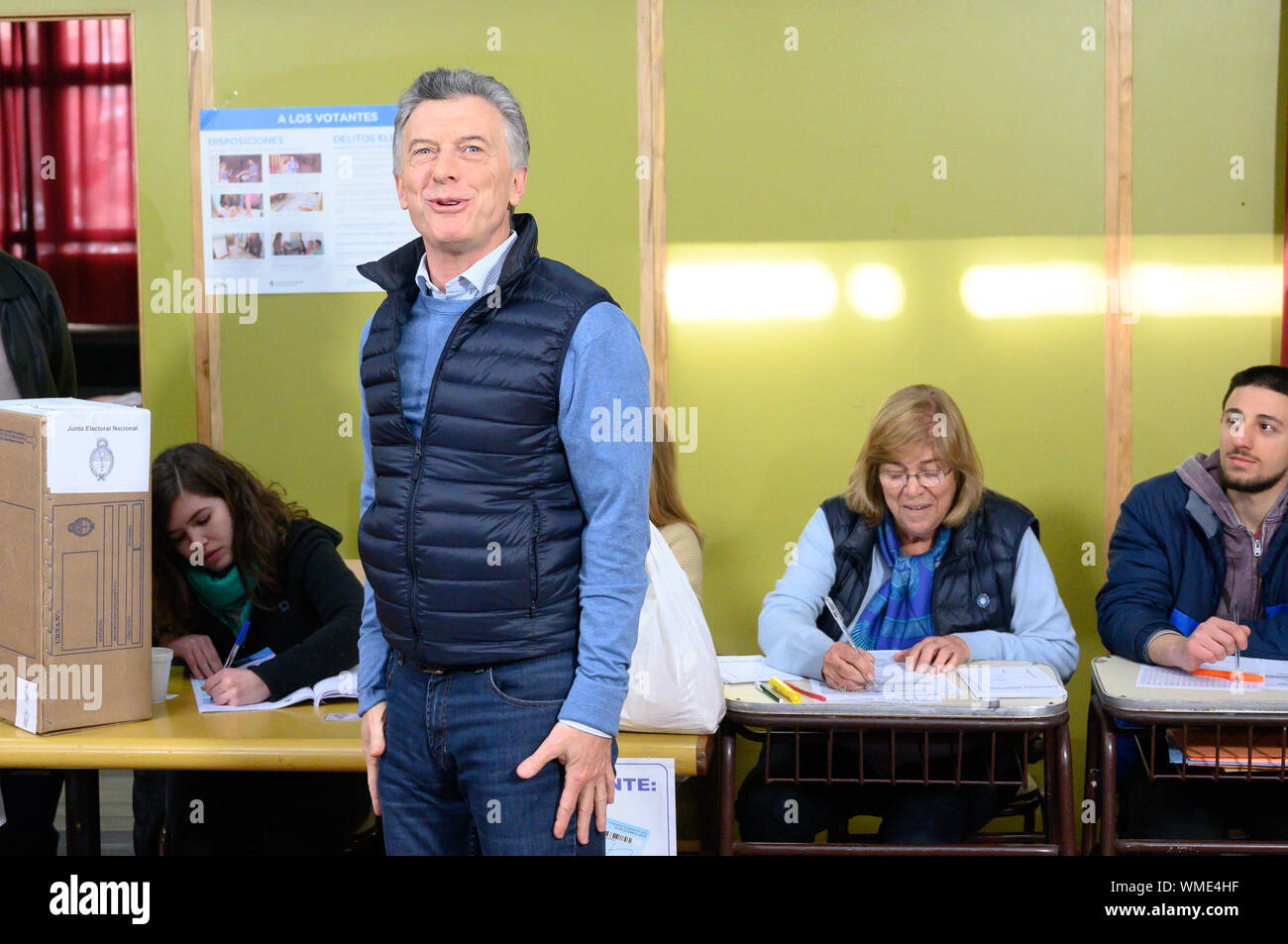 Mauricio Macri Presidente De La Argentina Da Su Voto En Las Elecciones Primarias Presidenciales En Un Puesto De Votacion En Buenos Aires Ocho Pares De Candidatos Compiten En El Codigo De Area