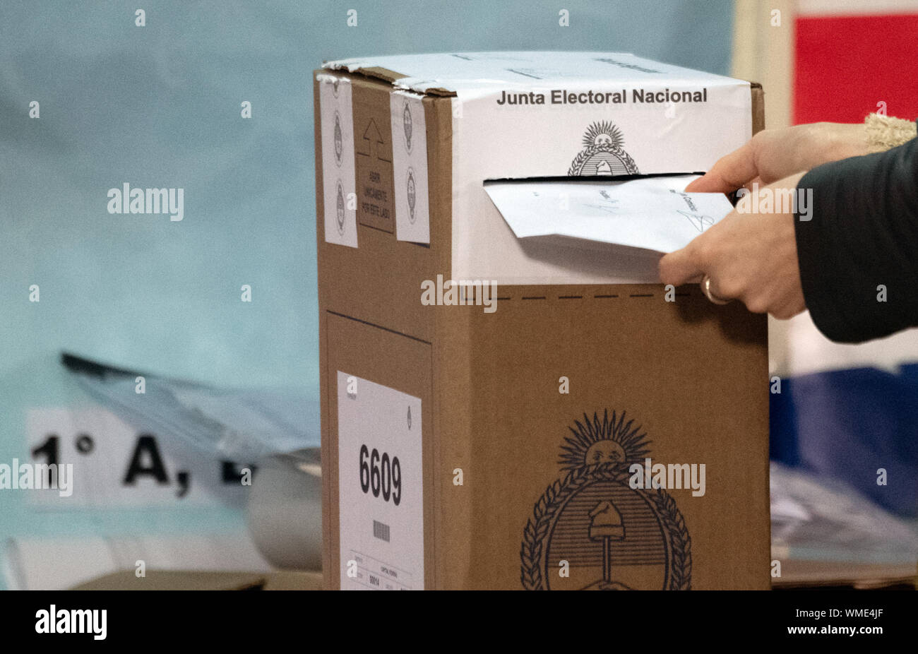 Se Produce Un Sobre En La Urna Durante La Votacion En Las Elecciones Primarias Presidenciales En Una Mesa Electoral En Buenos Aires Ocho Pares De Candidatos Compiten En El Codigo De Area