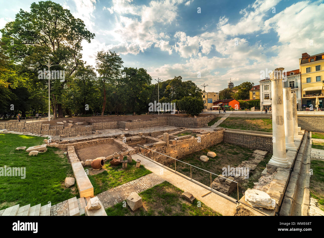Nueva visión de la plaza central de la ciudad de Plovdiv, Bulgaria, la