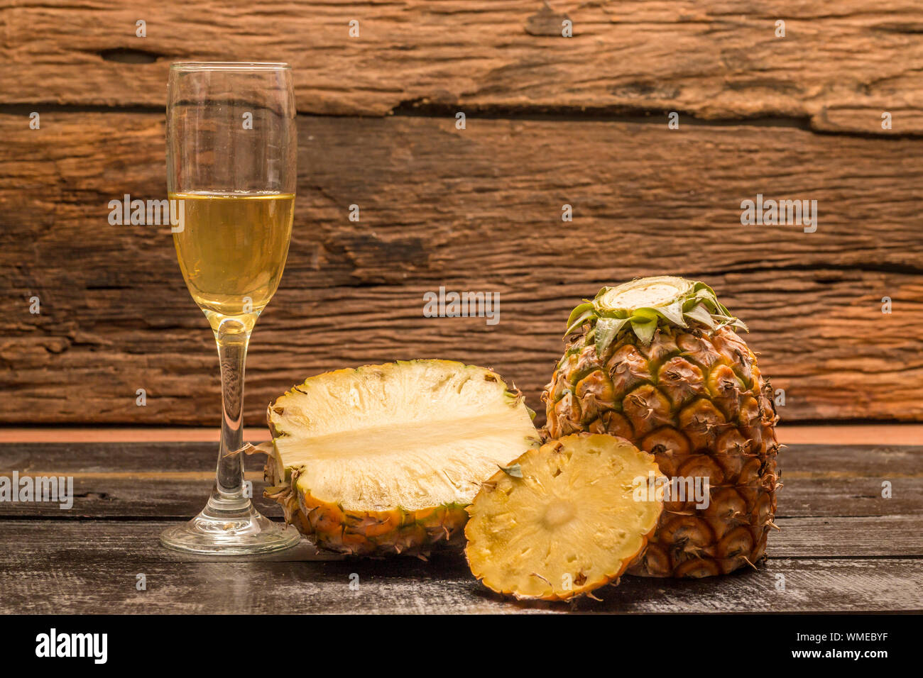 Piña y Champagne en la mesa Foto de stock