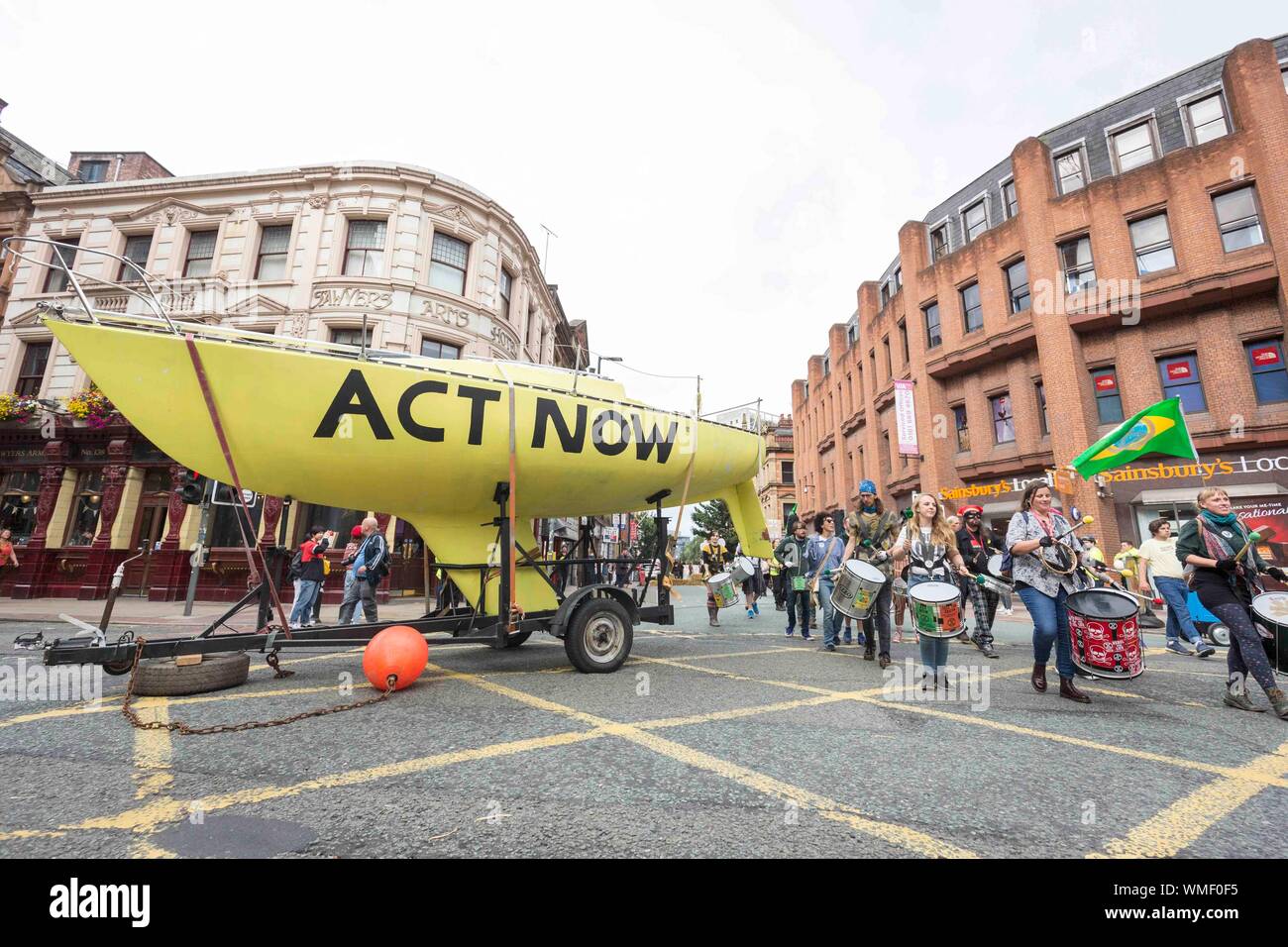 Extinción los manifestantes de la rebelión ocupan hoy Deansgate en el centro de la ciudad de Manchester (Viernes 30 de agosto de 2019) Foto de stock