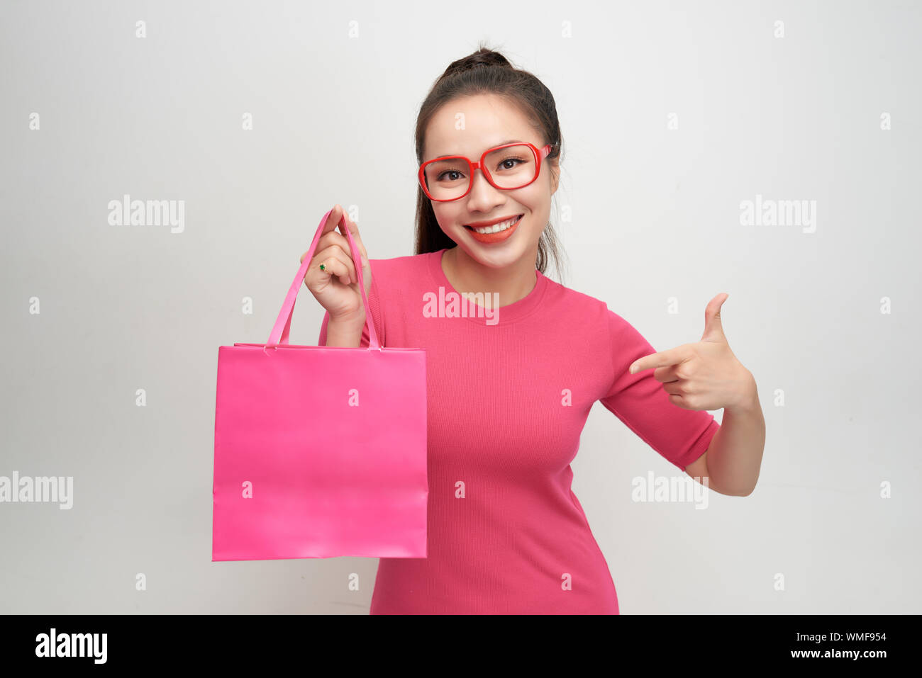 Paquetes de compras mujer alegre color rosa Foto de stock