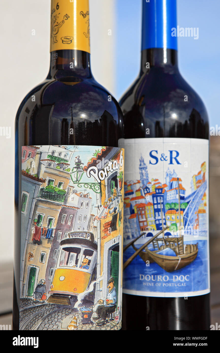 Las botellas de vino portugués con coloridas etiquetas Foto de stock