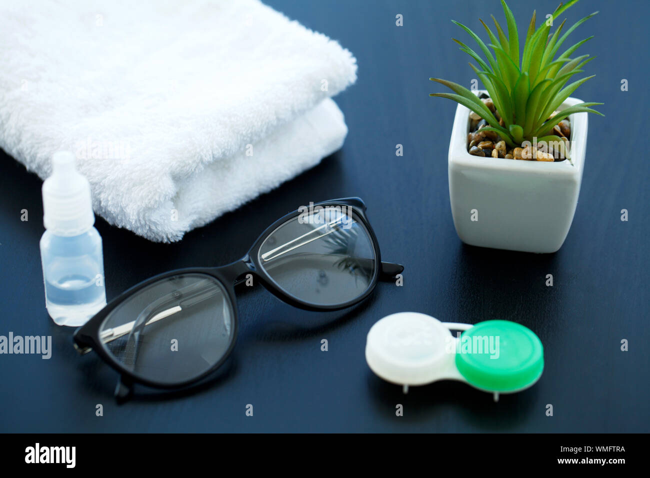 Paños de microfibra toallitas para limpiar gafas de gafas o gafas de sol  Fotografía de stock - Alamy