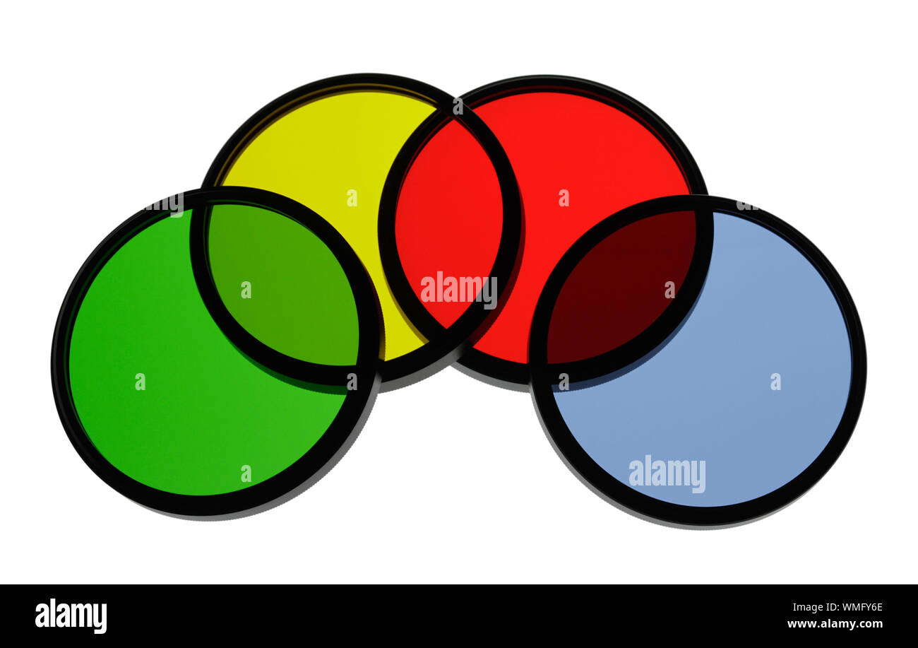 Un alto ángulo de visualización de círculos con colorido papel de gelatina sobre fondo blanco. Foto de stock