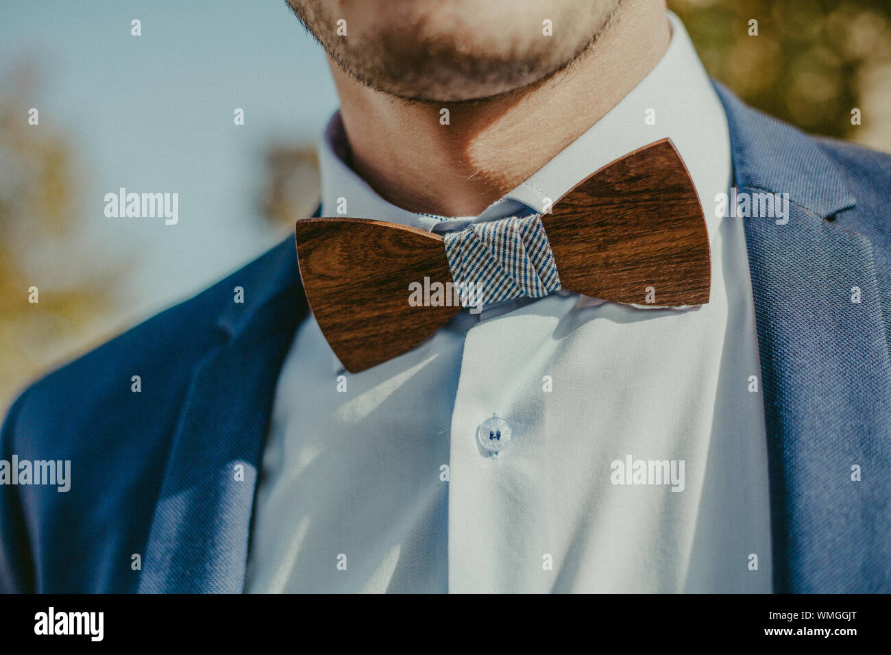 Cerca de la mitad del torso de hombre vestido con pajarita de madera  Fotografía de stock - Alamy