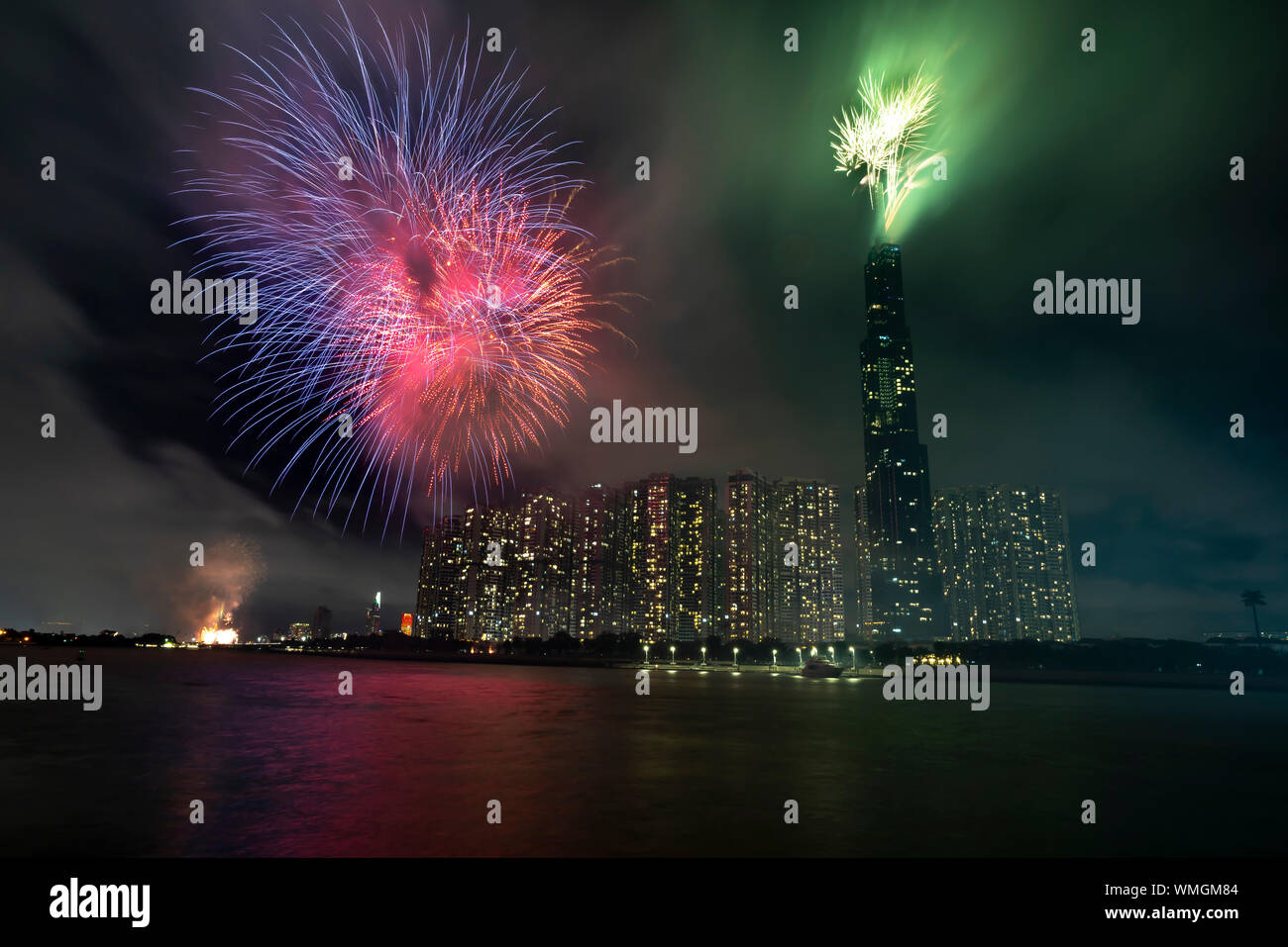 Ho Chi Minh, Vietnam - 2 de septiembre de 2019. Coloridos fuegos artificiales en la ciudad de Ho Chi Minh en el día de la independencia, vista desde el Hito 81 Riverside. Hito 81 Foto de stock