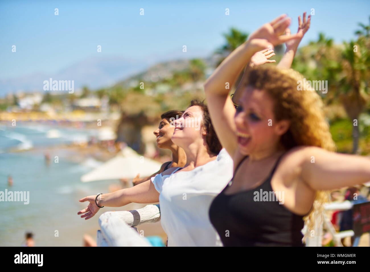 Close-up de la mujer feliz con los brazos levantados contra el cielo Foto de stock
