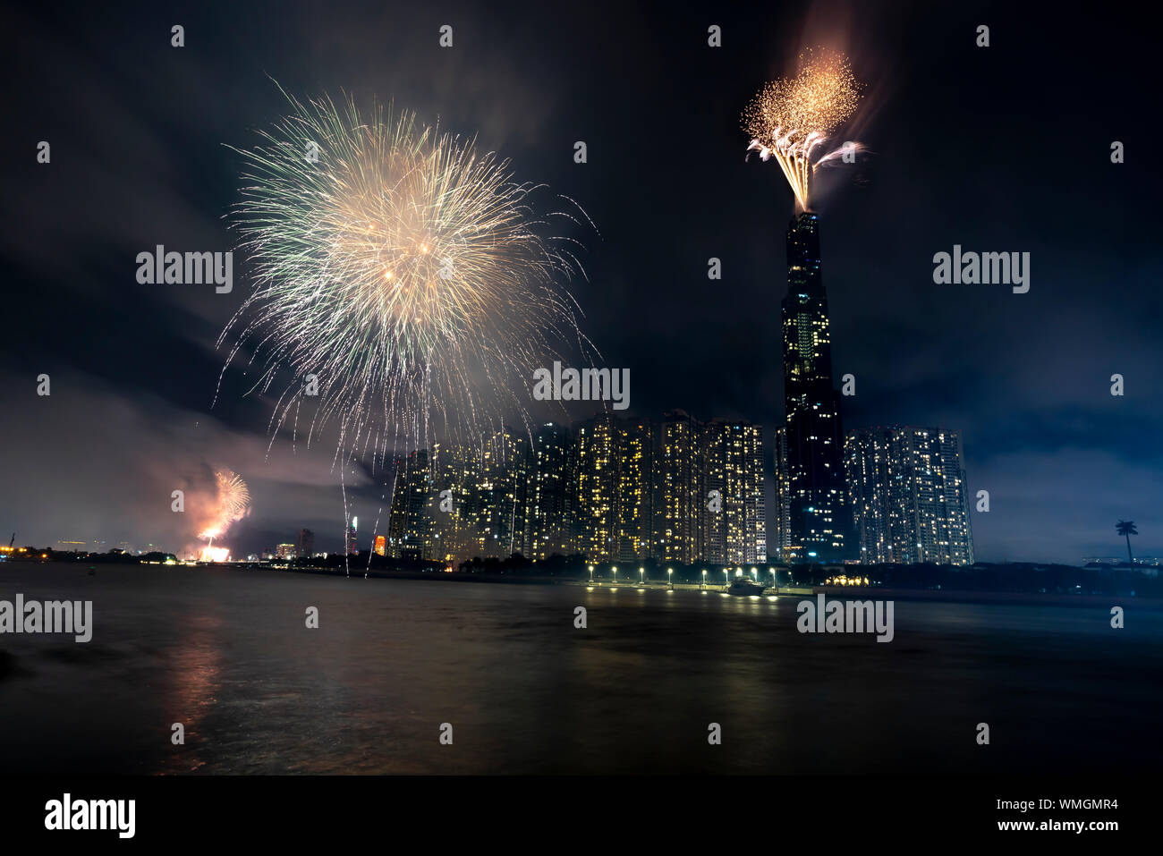 Ho Chi Minh, Vietnam - 2 de septiembre de 2019. Coloridos fuegos artificiales en la ciudad de Ho Chi Minh en el día de la independencia, vista desde el Hito 81 Riverside. Hito 81 Foto de stock