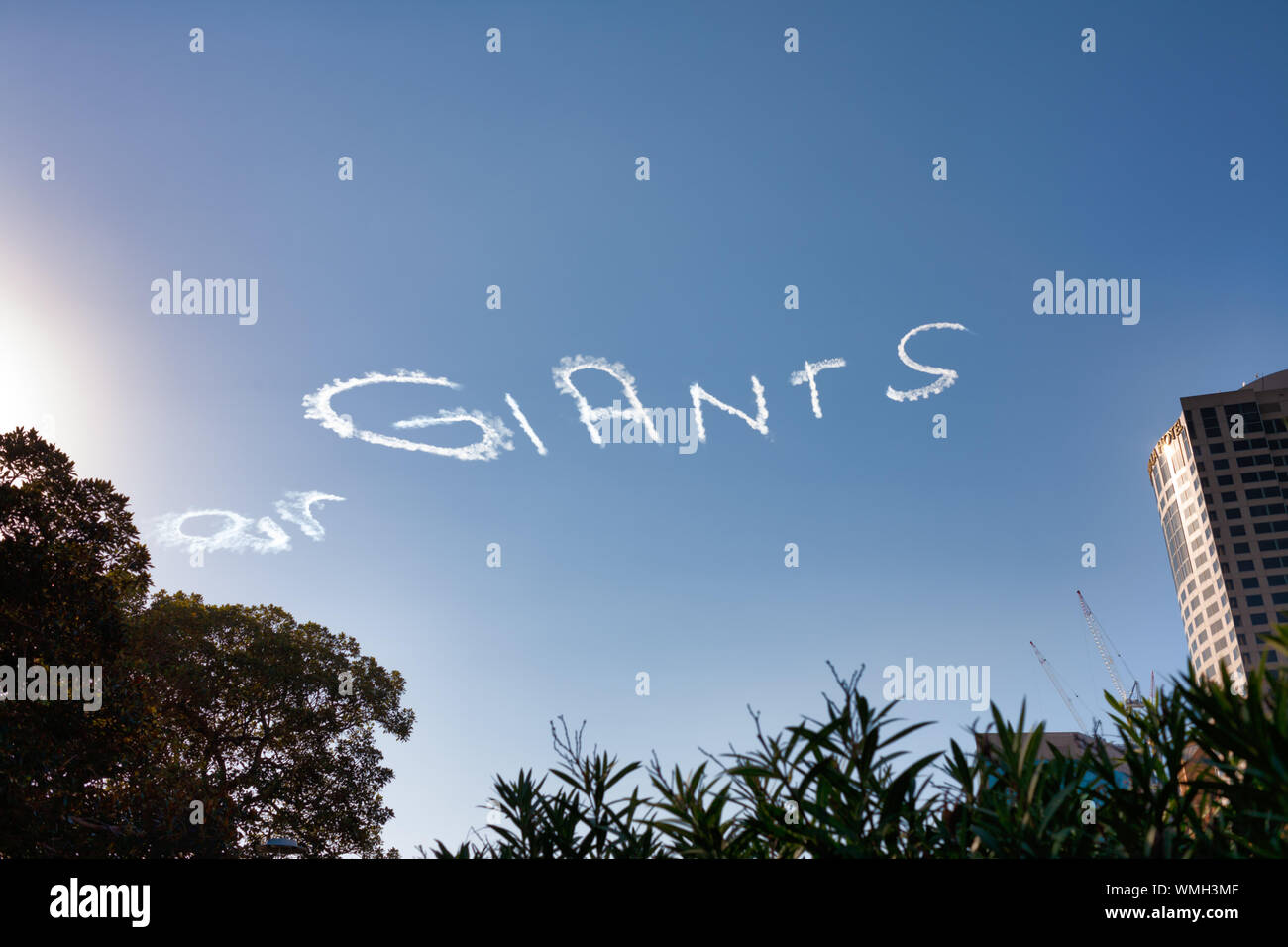Más gigantes de Western Sydney Sky escrito Sydney CBD. Nuestros gigantes. Desde la colina del Observatorio. Foto de stock