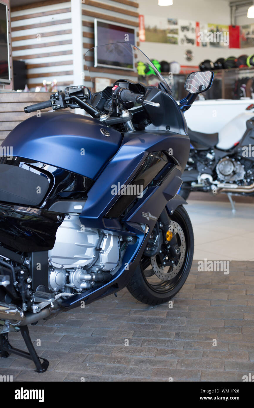 Rusia, Izhevsk - Agosto 23, 2019: motocicleta Yamaha shop. Nueva moto moderna FJR1300 en moto store. La famosa marca mundial. Foto de stock