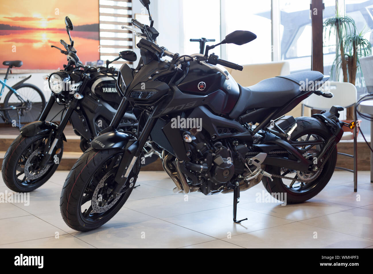 Rusia, Izhevsk - Agosto 23, 2019: motocicleta Yamaha shop. Nuevas motos y accesorios en la tienda de motocicleta. La famosa marca mundial. Foto de stock