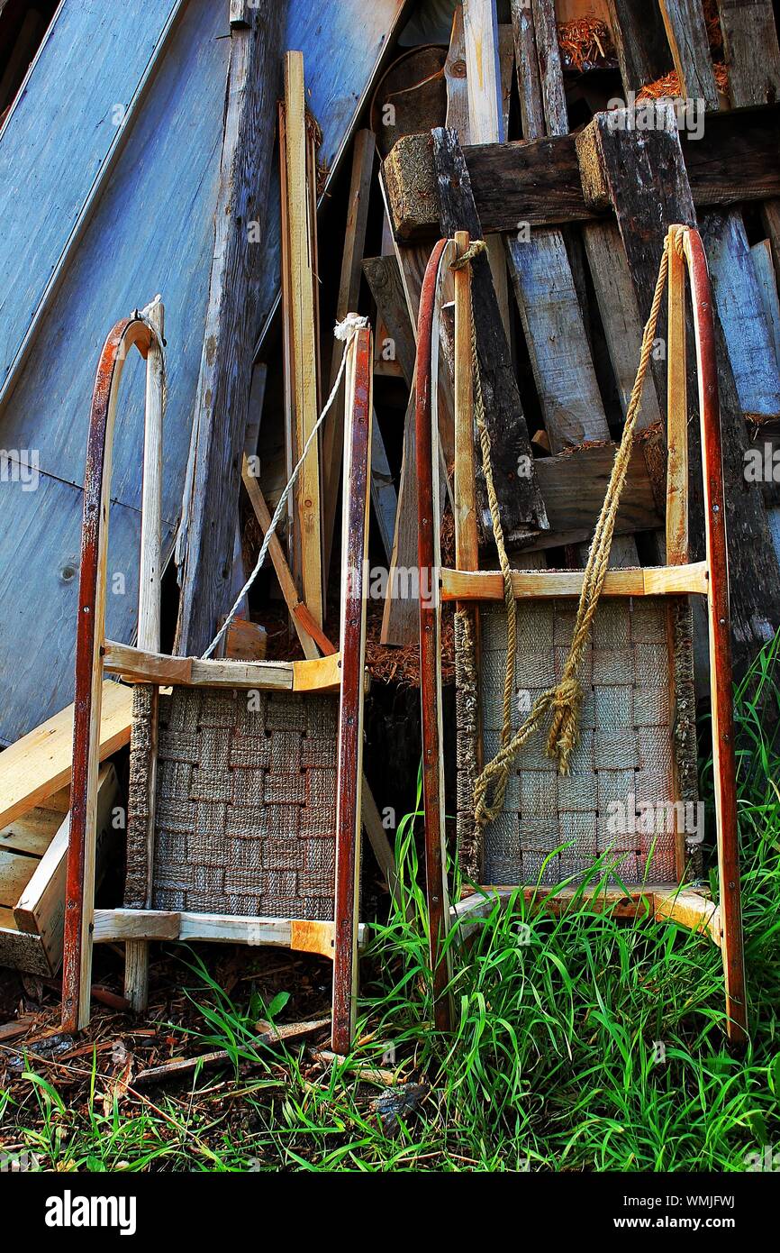 Trineos contra la estructura de madera Foto de stock