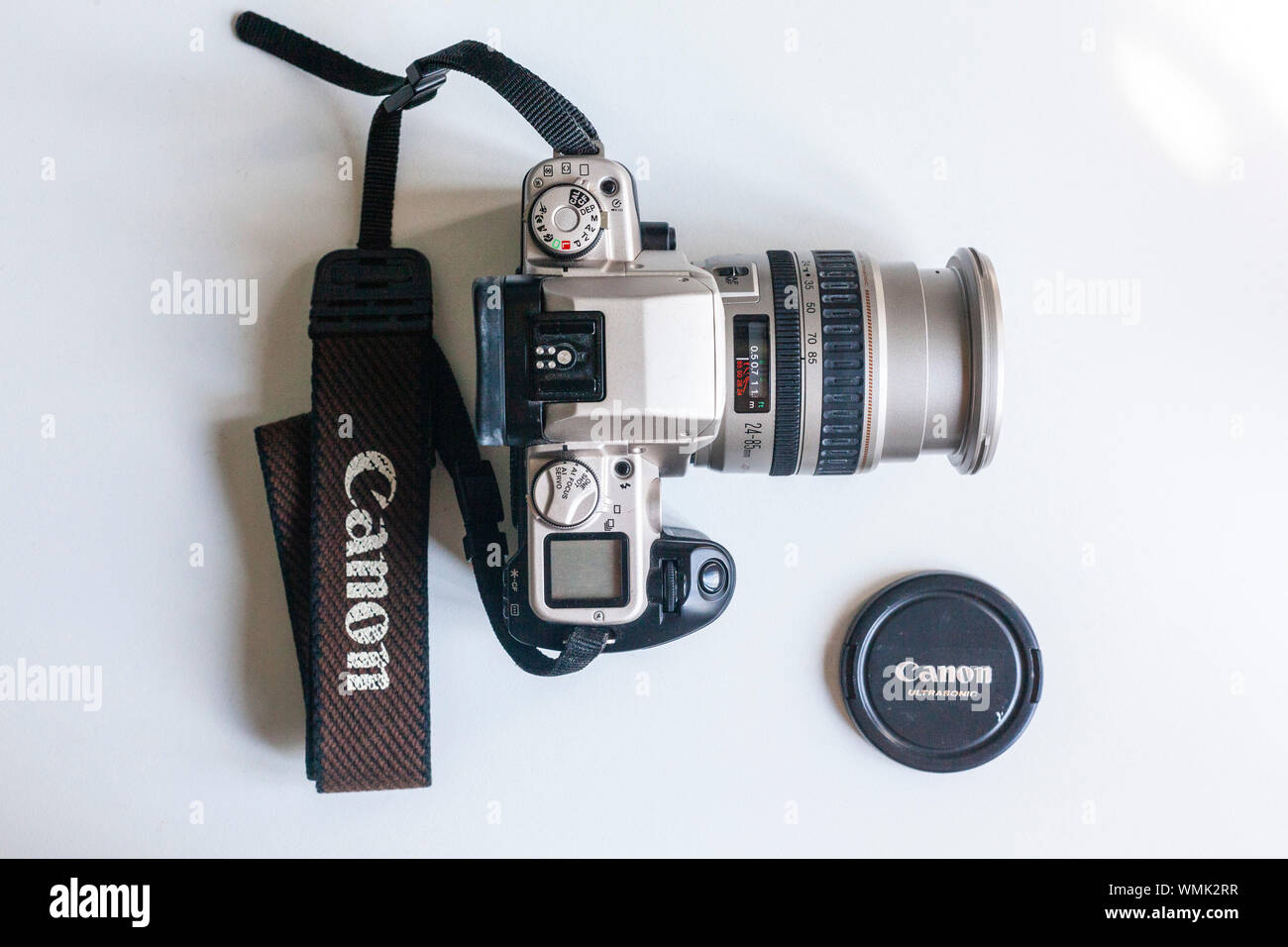 Detalle de la Canon 50E reflex analógico con el kit de lentes Canon 24-85mm  f/3.5-4.5. Todos los disparos en un blanco de procedencia en el estudio  Fotografía de stock - Alamy