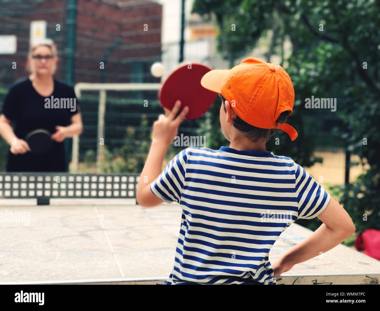 Chico jugando al tenis de mesa Foto de stock