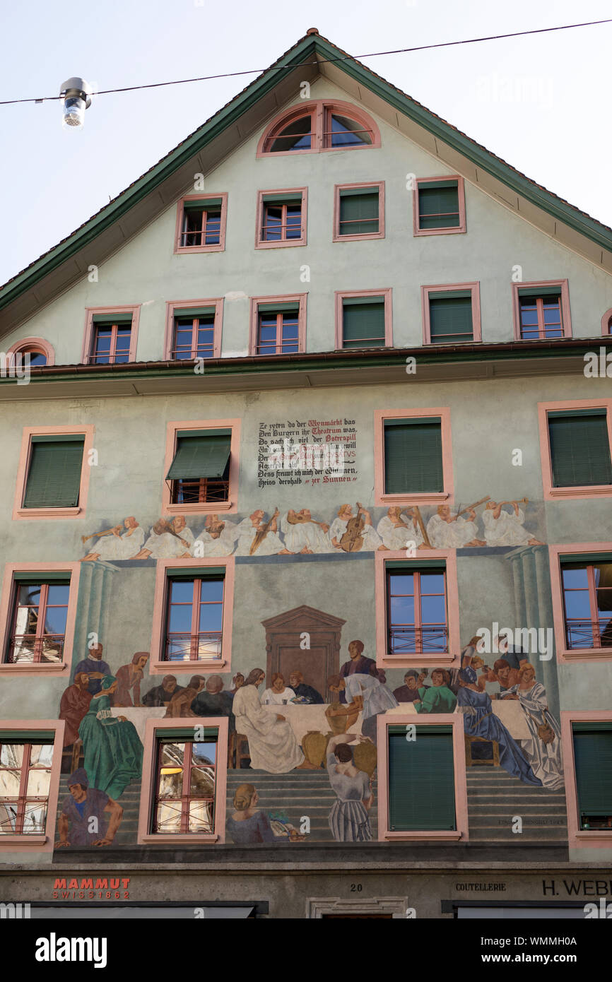 Un edificio histórico pintado en Kapellgasse, en el barrio Kornmarkt de Lucerna, Suiza. Foto de stock