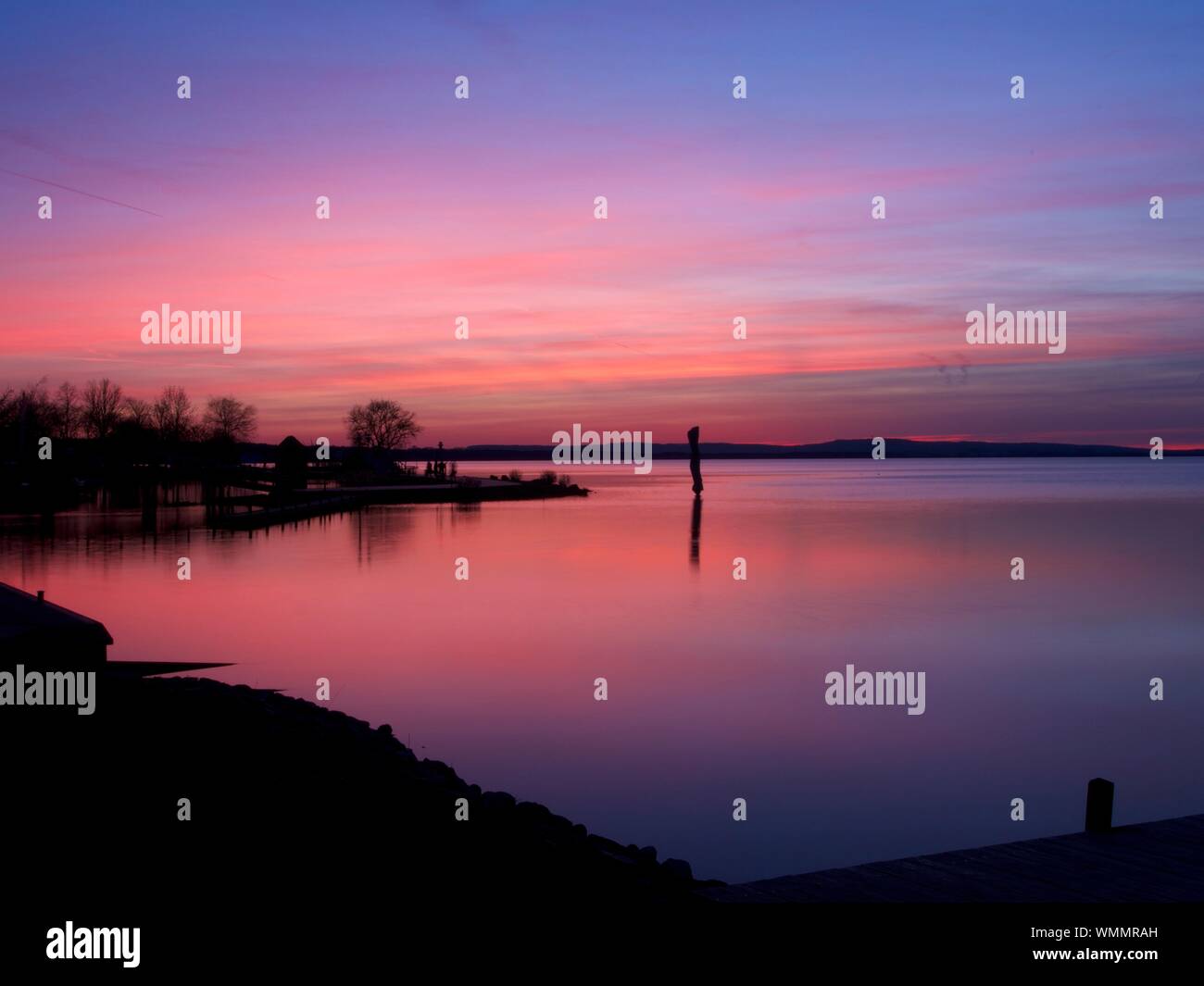 Vista escénica de Steinhuder Meer contra el cielo durante la puesta de sol Foto de stock