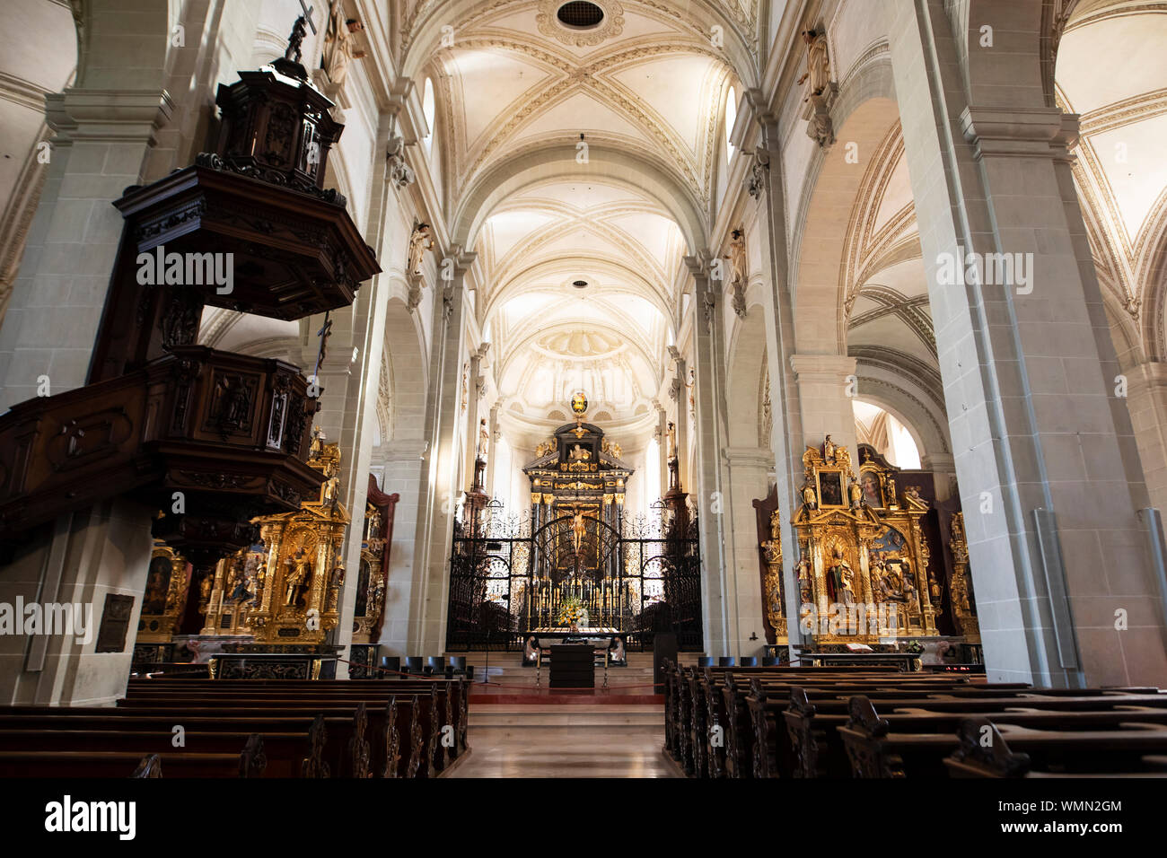 En el interior de la iglesia de San Leodegar Hofkirche, un hito de la arquitectura barroca en Lucerna, Suiza. Foto de stock