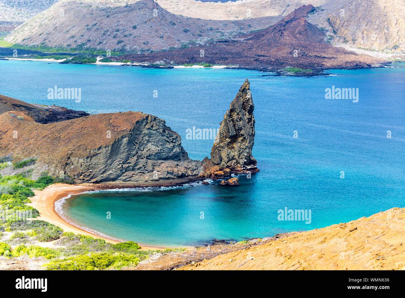 La Roca Pináculo en el mar en la isla Bartolome Foto de stock