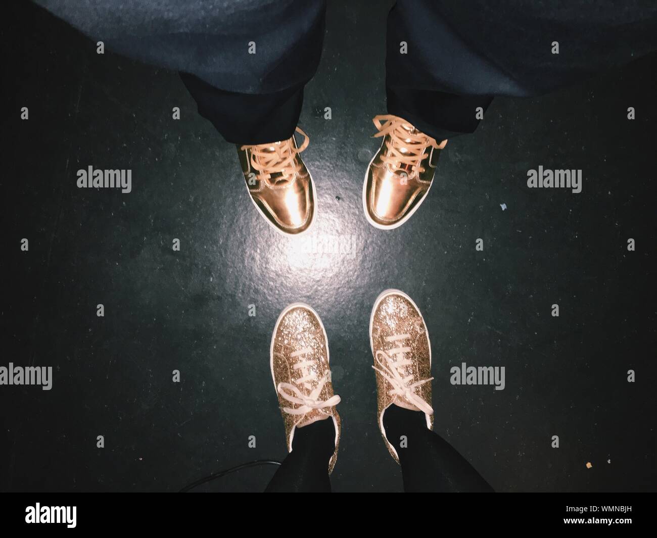 Zapatos de color dorado fotografías e imágenes de alta resolución - Alamy