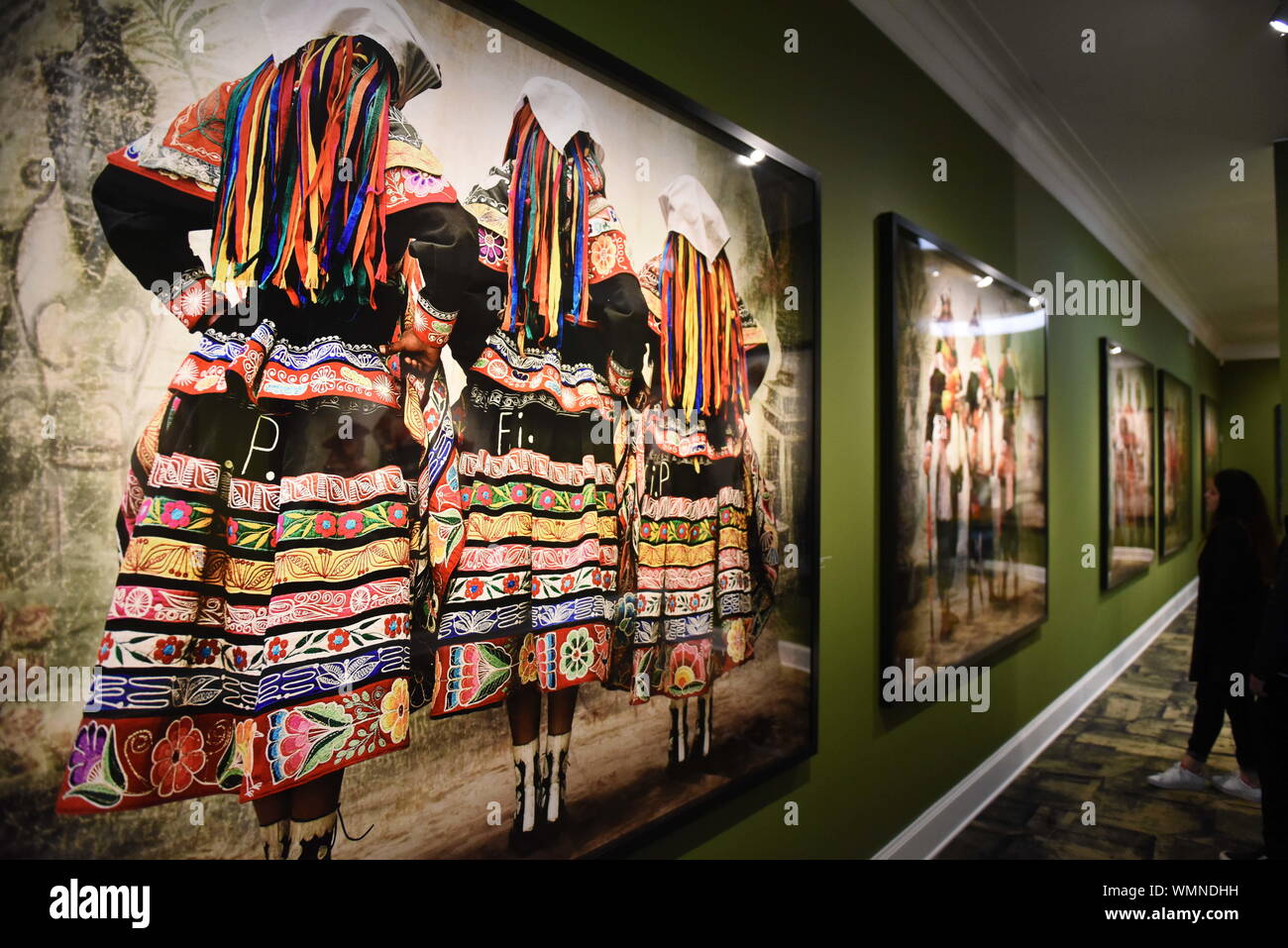 El 4 de septiembre de 2019, Lima, Perú: un retrato de los aldeanos vestidos  con trajes tradicionales en el Mate museo durante la exposición en Lima..Mario  Testino exposición ''Alta Moda'' es el