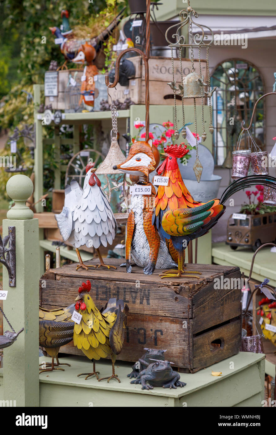 Ornamentos del jardín para venta en un stand en el septiembre de 2019 Garden Wisley Flower Show en RHS Garden Wisley, Surrey, en el sudeste de Inglaterra Foto de stock