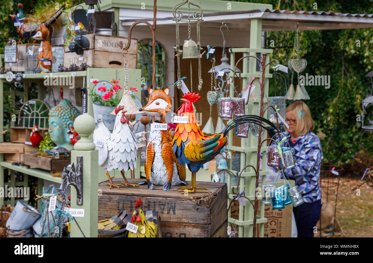 Ornamentos del jardín para venta en un stand en el septiembre de 2019 Garden Wisley Flower Show en RHS Garden Wisley, Surrey, en el sudeste de Inglaterra Foto de stock