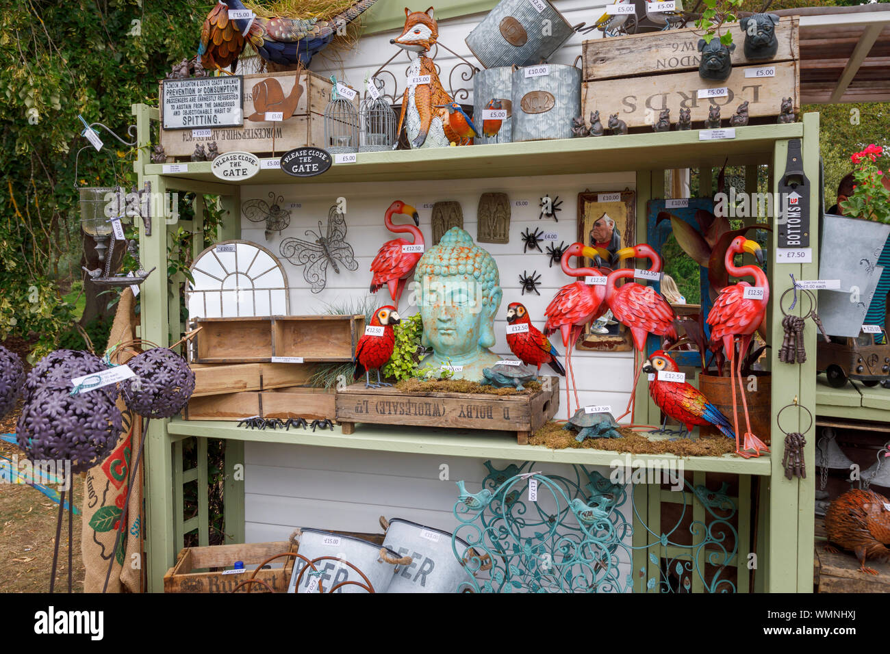 Ornamentos del jardín para venta en un stand en el septiembre de 2019 Garden Wisley Flower Show en RHS Garden Wisley, Surrey, en el sudeste de Inglaterra Foto de stock
