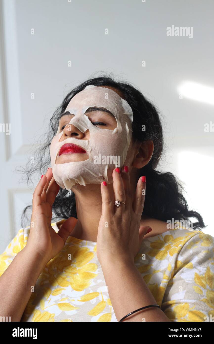 Mujer con máscara facial en el Spa Foto de stock